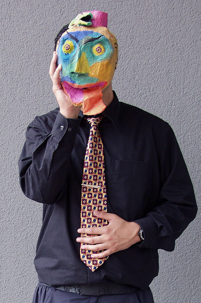 Schüler mit selbst gebasteltem Gesicht aus Papiermaché
