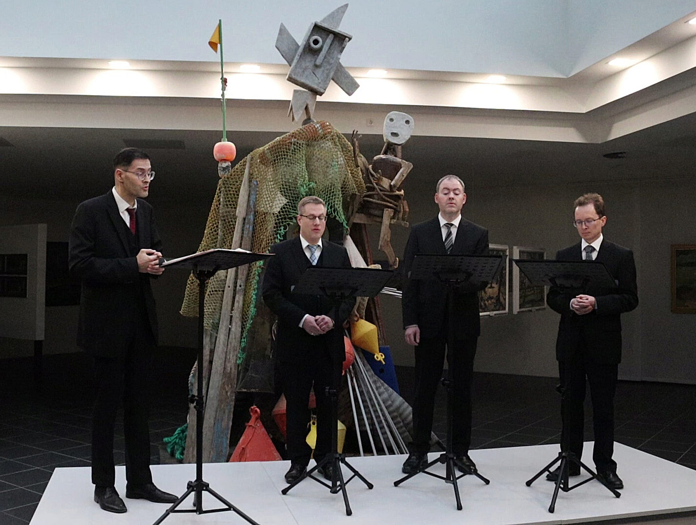 Vokalensemble QuintenZirkel im LETTL-Museum vor der Skulptur „Madonna“.