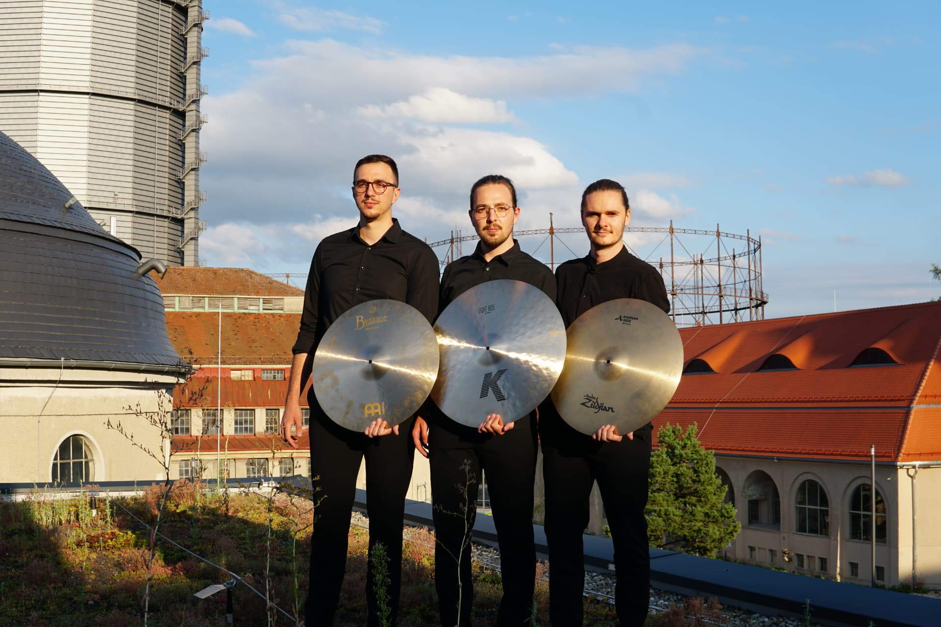 Das Trio Phalanx mit Becken auf dem Dach des Gaswerks